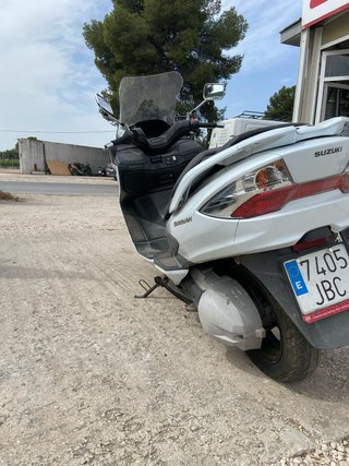 Suzuki Burgman Maxi Scooter Blanca