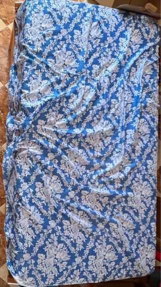 Cama con estampado floral azul y blanco