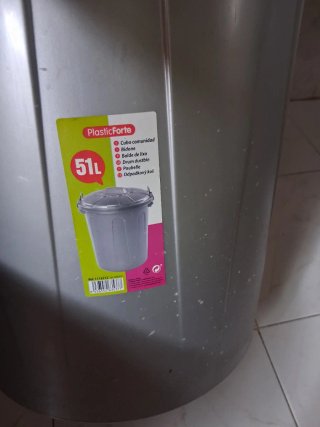 Cubo plástico con tapa gris