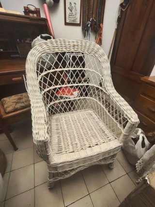 Sillón de mimbre blanco