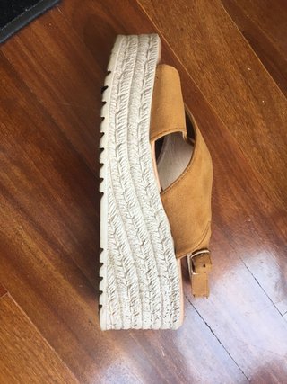 Sandalias planas marrones
