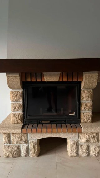 Chimenea de obra con cassette de leña