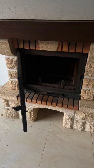Chimenea de obra con cassette de leña