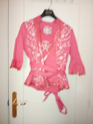 Camisa rosa con bordados