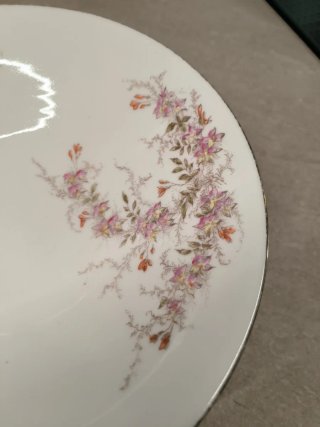 Frutero de cerámica con detalles dorados