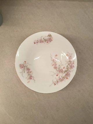 Frutero de cerámica con detalles dorados