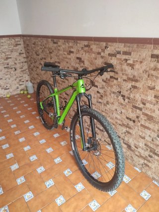 Bicicleta de montaña verde
