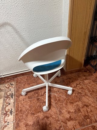 Silla de escritorio blanca y azul