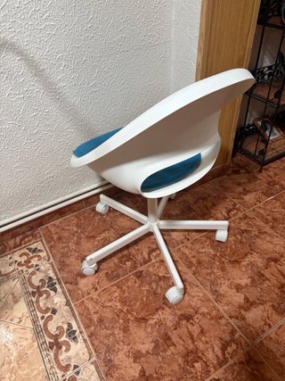 Silla de escritorio blanca y azul