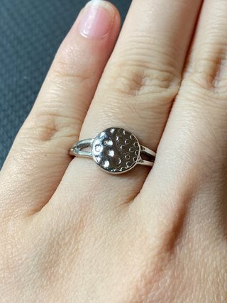 Anillo plateado con diseño elegante y moderno