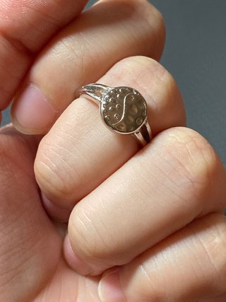 Anillo plateado con diseño elegante y moderno