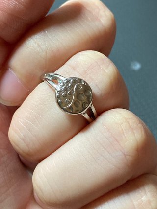 Anillo plateado con diseño elegante y moderno
