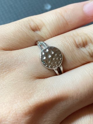 Anillo plateado con diseño elegante y moderno