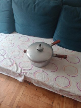 Lámpara de pie y tostadora olla express