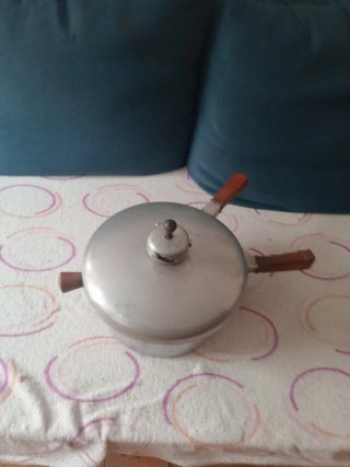 Lámpara de pie y tostadora olla express