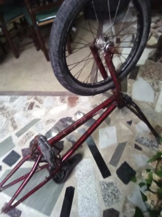Bicicleta BMX roja wue the people ( modelo númerad