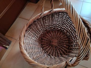 Cesta de mimbre artesanal