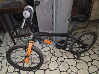 Bicicleta BMX infantil