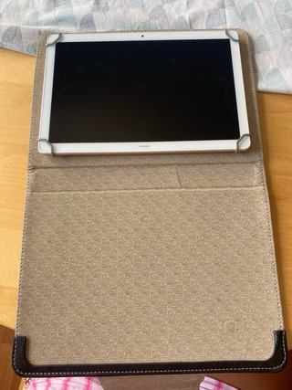 Huawei Mediapad T5 con funda
