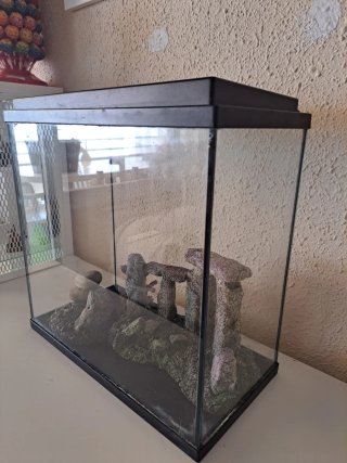 Acuario con decoración estilo Stonehenge