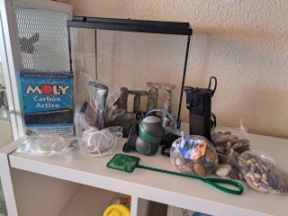 Acuario con decoración estilo Stonehenge
