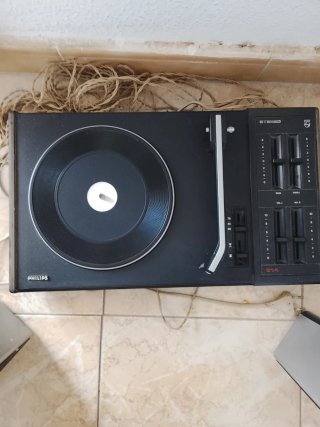 Tocadiscos Philips con altavoces