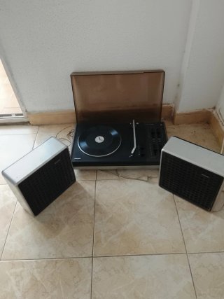 Tocadiscos Philips con altavoces