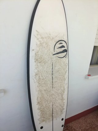 Tabla de surf blanca con quillas