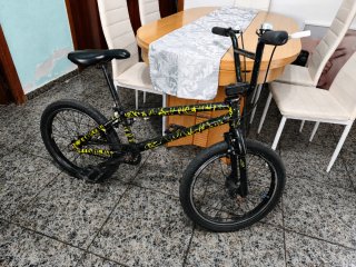 Bicicleta BMX Negra y Amarilla