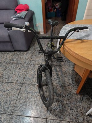 Bicicleta BMX Negra y Amarilla