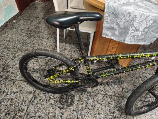 Bicicleta BMX Negra y Amarilla