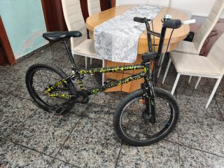 Bicicleta BMX Negra y Amarilla