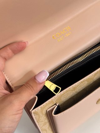 Bandolera coach con charm de cerezas