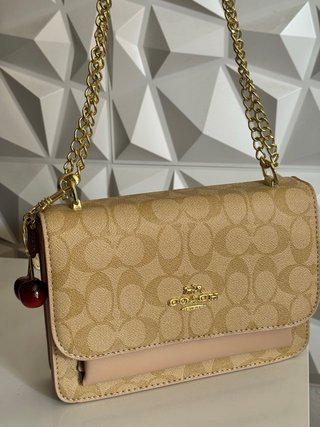 Bandolera coach con charm de cerezas