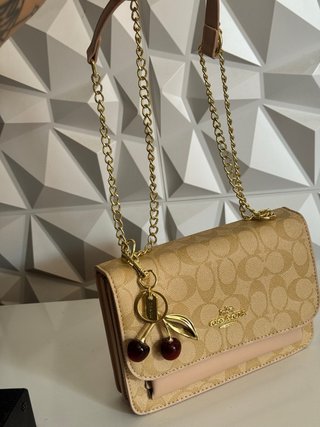Bandolera coach con charm de cerezas