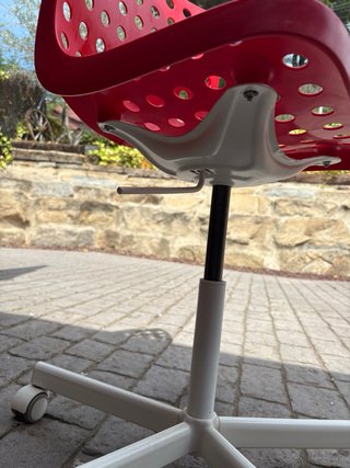 Silla de escritorio roja con ruedas Ikea.