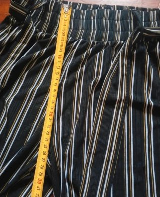 Pantaloni a righe bianche e nere