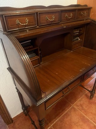Escritorio de madera maciza con persiana. Burós