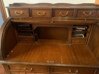 Escritorio de madera maciza con persiana. Burós