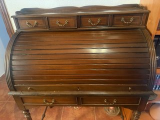 Escritorio de madera maciza con persiana. Burós