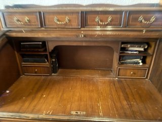 Escritorio de madera maciza con persiana. Burós