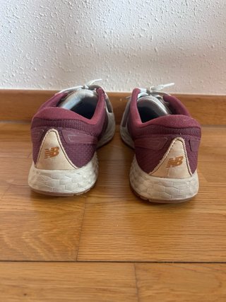 New Balance Fresh Foam grises y granates