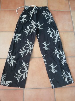 Pantaloni neri con fantasia floreale