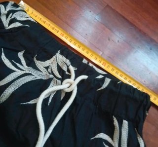 Pantaloni neri con fantasia floreale