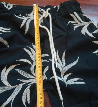 Pantaloni neri con fantasia floreale