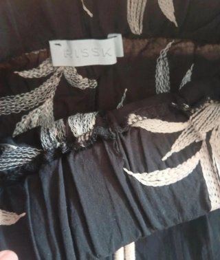 Pantaloni neri con fantasia floreale