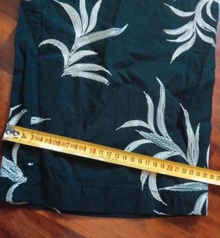 Pantaloni neri con fantasia floreale