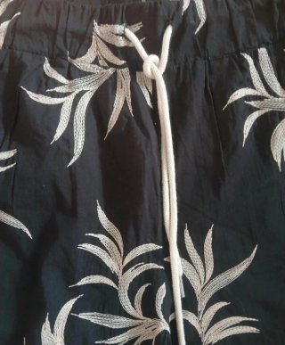 Pantaloni neri con fantasia floreale