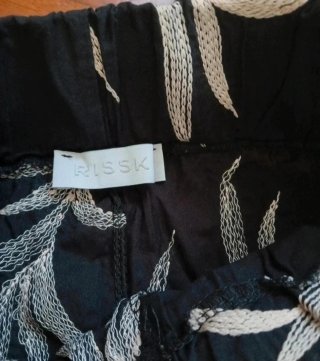 Pantaloni neri con fantasia floreale