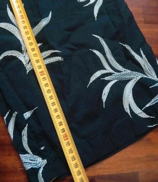 Pantaloni neri con fantasia floreale